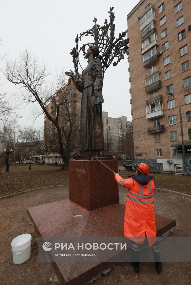 Мойка памятника Лесе Украинке после зимы