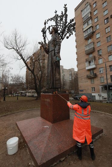 Мойка памятника Лесе Украинке после зимы