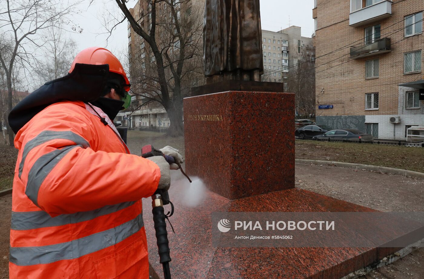 Мойка памятника Лесе Украинке после зимы