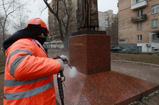 Мойка памятника Лесе Украинке после зимы