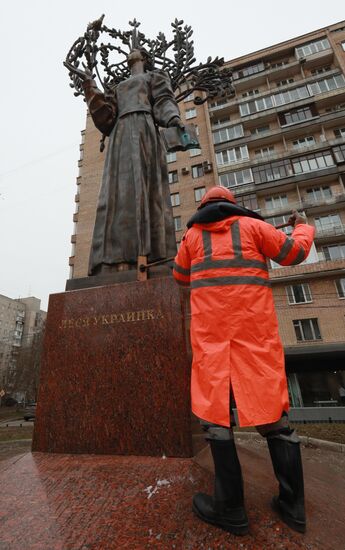 Мойка памятника Лесе Украинке после зимы