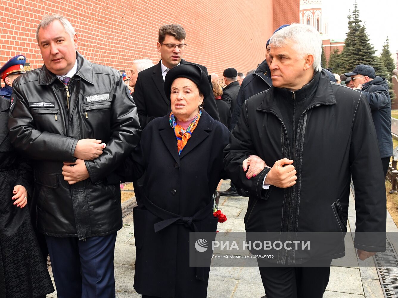 Возложение цветов к могиле Ю. Гагарина у Кремлевской стены