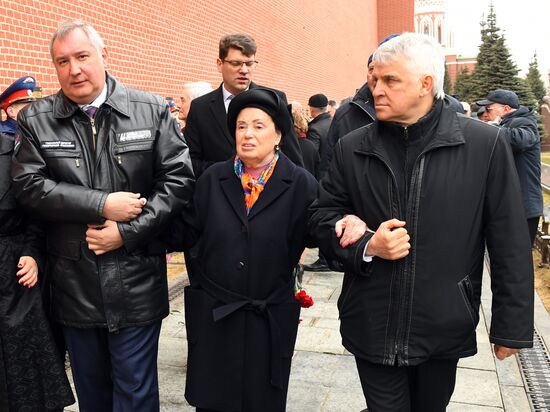 Возложение цветов к могиле Ю. Гагарина у Кремлевской стены