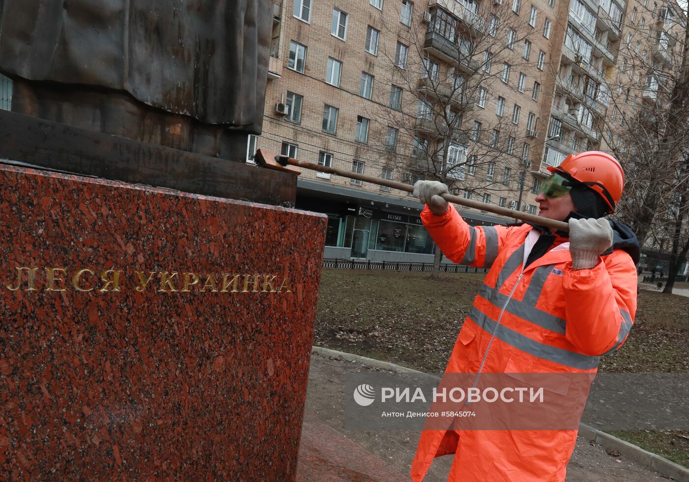 Мойка памятника Лесе Украинке после зимы