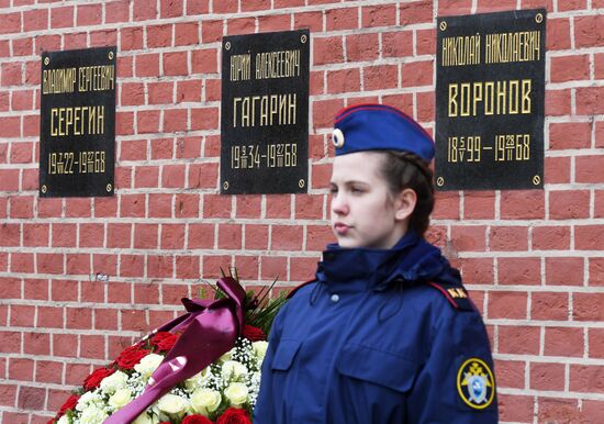 Возложение цветов к могиле Ю. Гагарина у Кремлевской стены