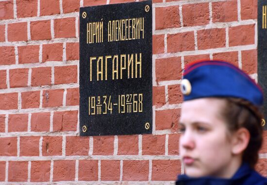 Возложение цветов к могиле Ю. Гагарина у Кремлевской стены