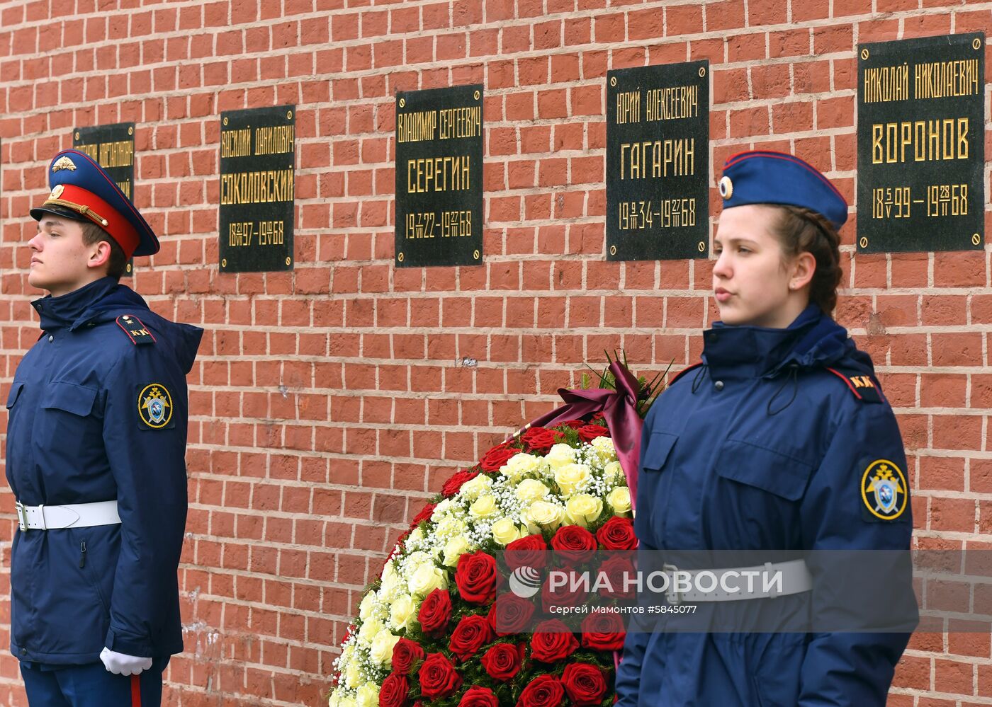 Возложение цветов к могиле Ю. Гагарина у Кремлевской стены