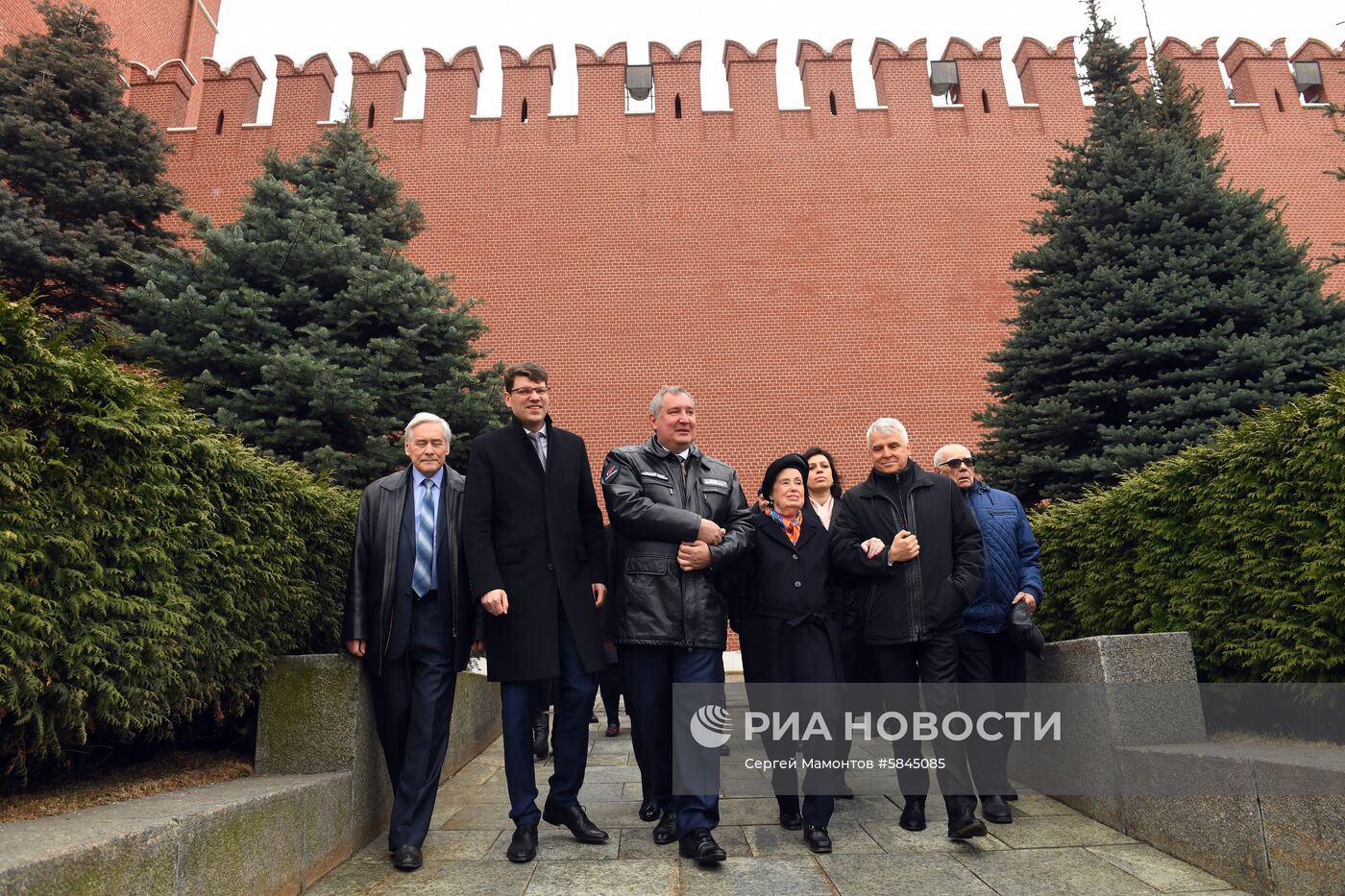 Возложение цветов к могиле Ю. Гагарина у Кремлевской стены