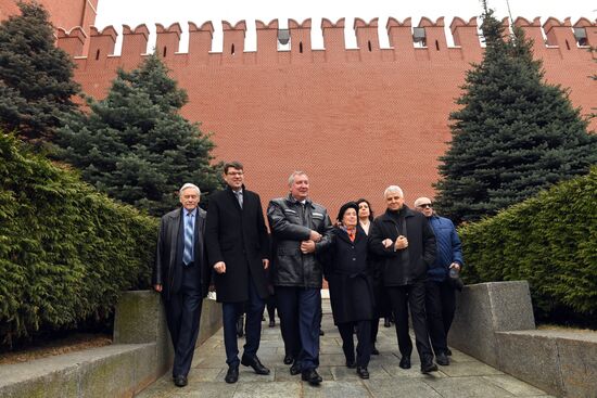 Возложение цветов к могиле Ю. Гагарина у Кремлевской стены