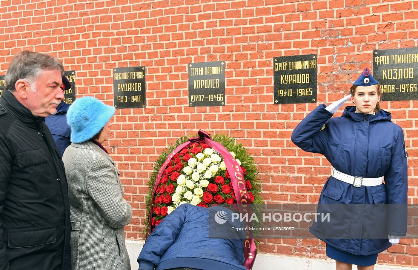 Возложение цветов к могиле Ю. Гагарина у Кремлевской стены