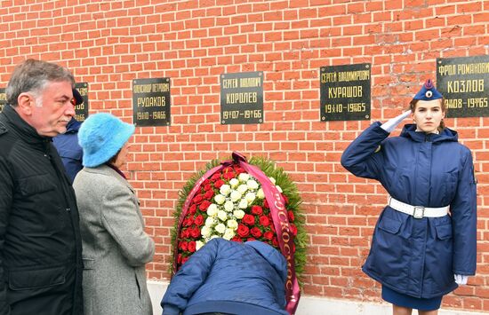 Возложение цветов к могиле Ю. Гагарина у Кремлевской стены
