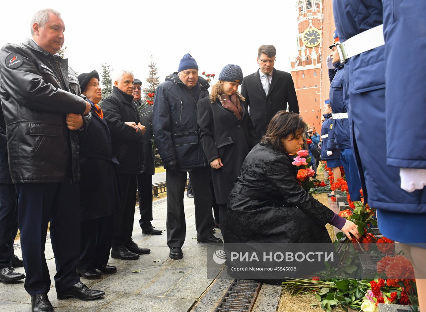 Возложение цветов к могиле Ю. Гагарина у Кремлевской стены