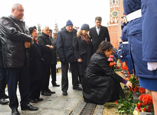 Возложение цветов к могиле Ю. Гагарина у Кремлевской стены