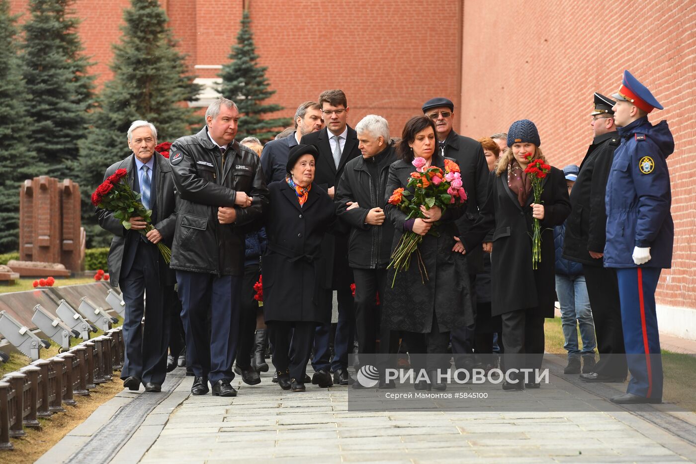 Возложение цветов к могиле Ю. Гагарина у Кремлевской стены