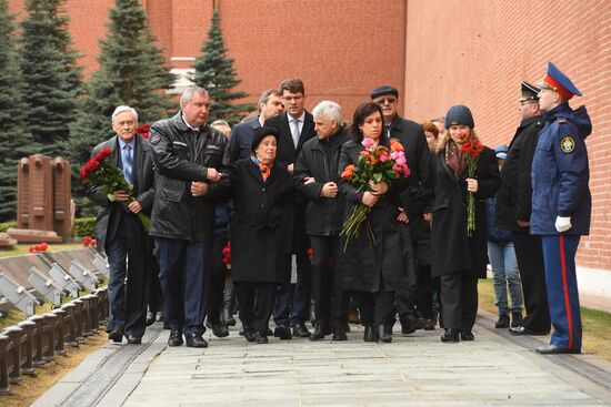 Возложение цветов к могиле Ю. Гагарина у Кремлевской стены