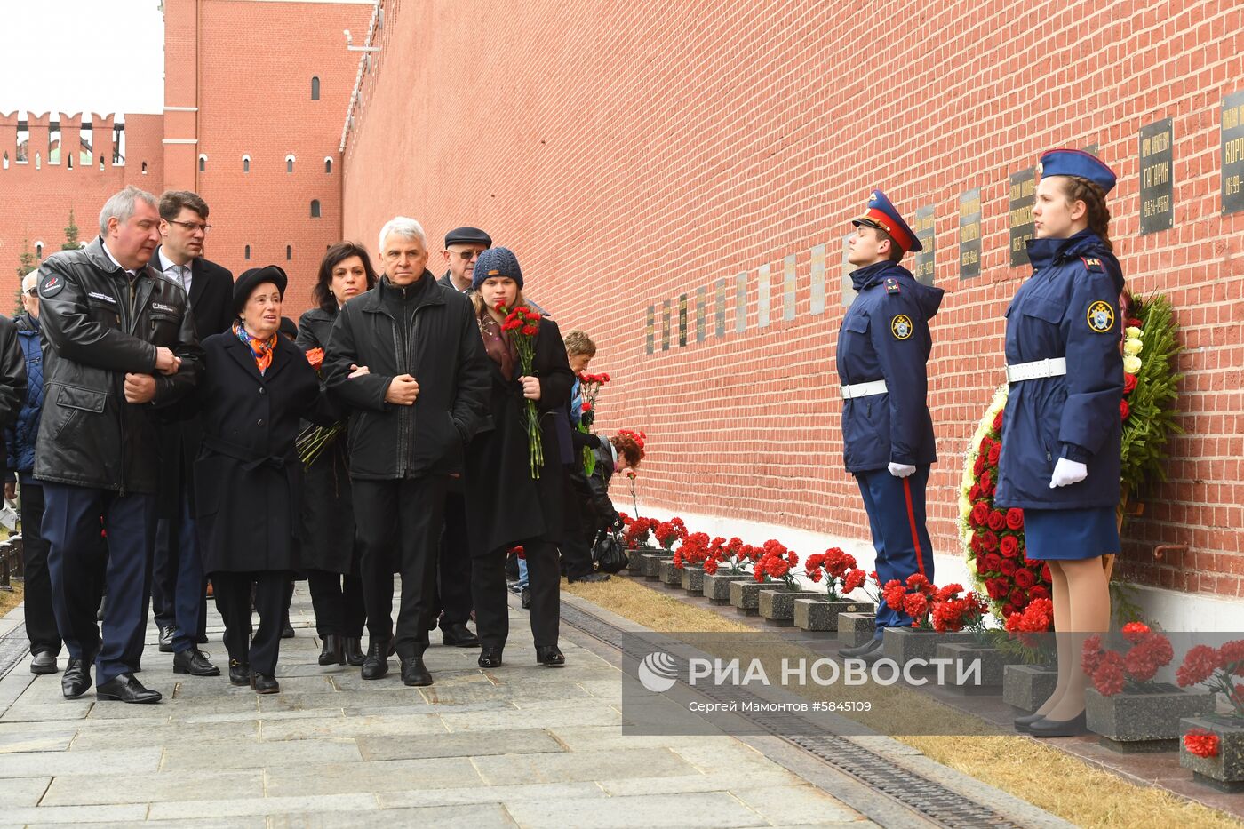 Возложение цветов к могиле Ю. Гагарина у Кремлевской стены