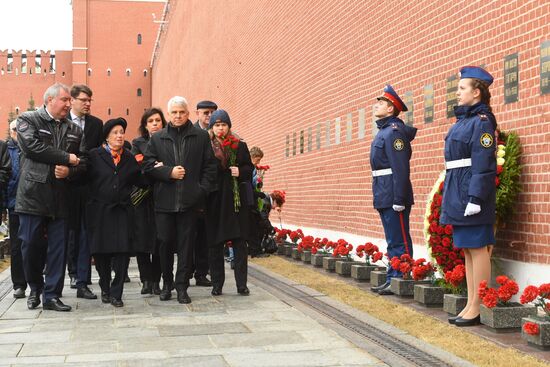 Возложение цветов к могиле Ю. Гагарина у Кремлевской стены