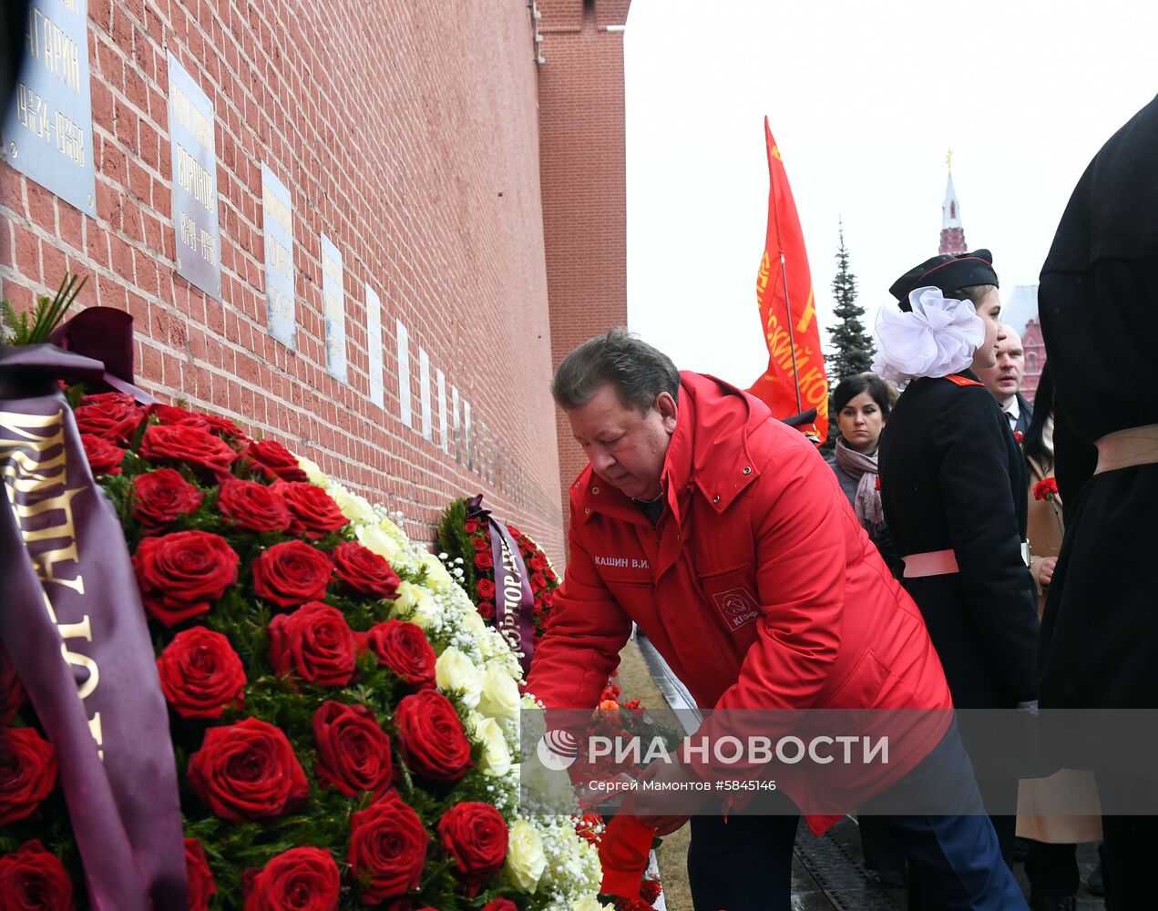 Возложение цветов к могиле Ю. Гагарина у Кремлевской стены