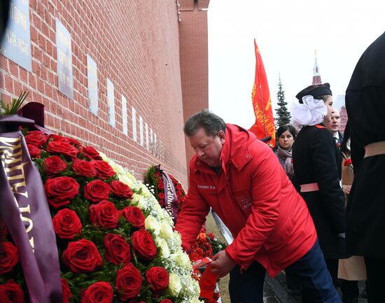 Возложение цветов к могиле Ю. Гагарина у Кремлевской стены