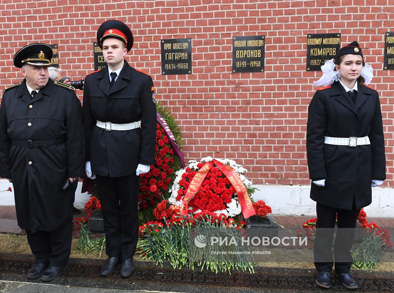 Возложение цветов к могиле Ю. Гагарина у Кремлевской стены