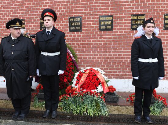 Возложение цветов к могиле Ю. Гагарина у Кремлевской стены
