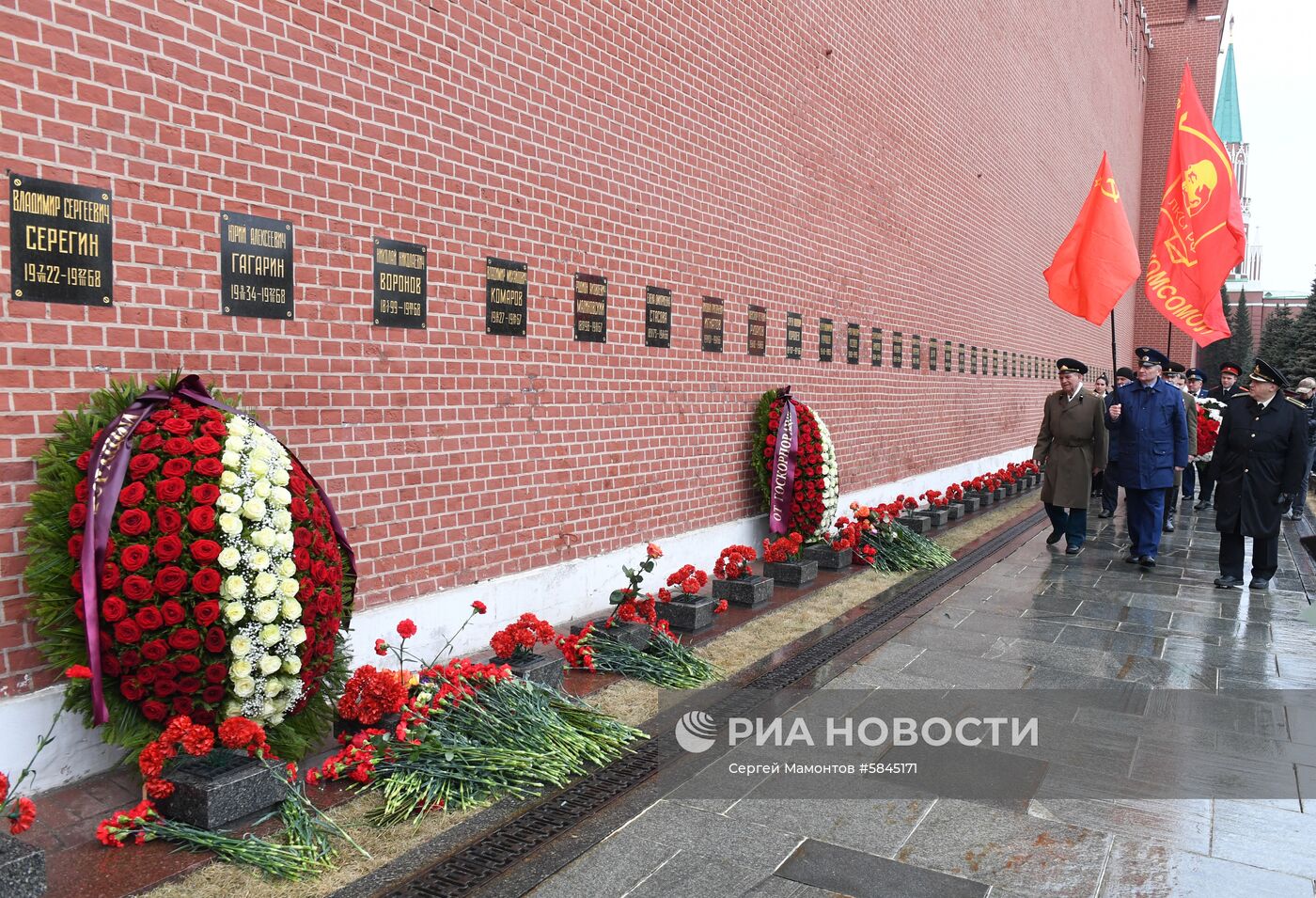 Возложение цветов к могиле Ю. Гагарина у Кремлевской стены