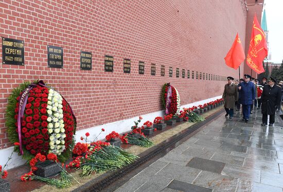 Возложение цветов к могиле Ю. Гагарина у Кремлевской стены
