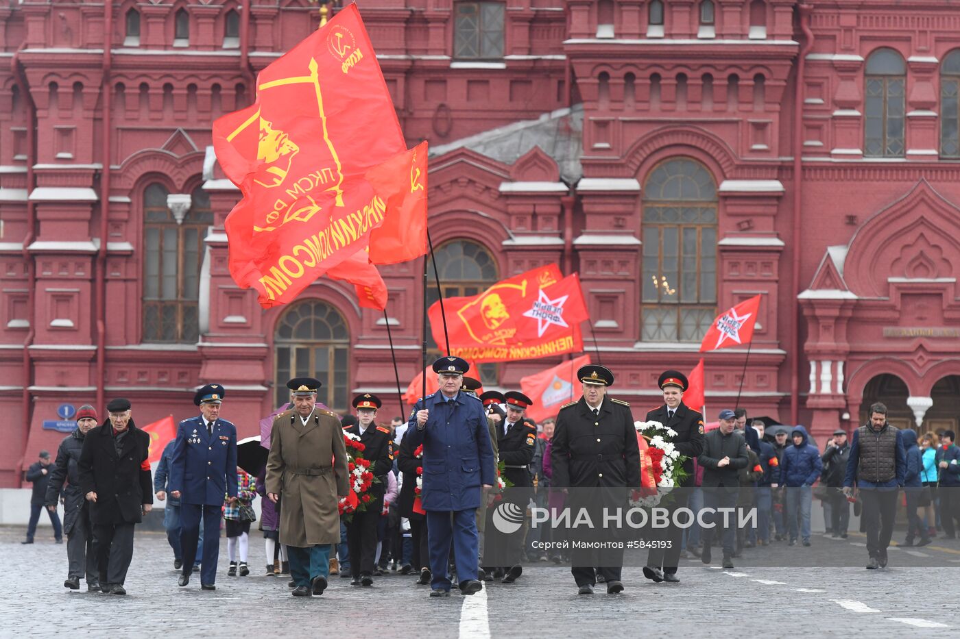 Возложение цветов к могиле Ю. Гагарина у Кремлевской стены