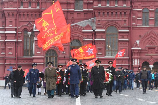 Возложение цветов к могиле Ю. Гагарина у Кремлевской стены