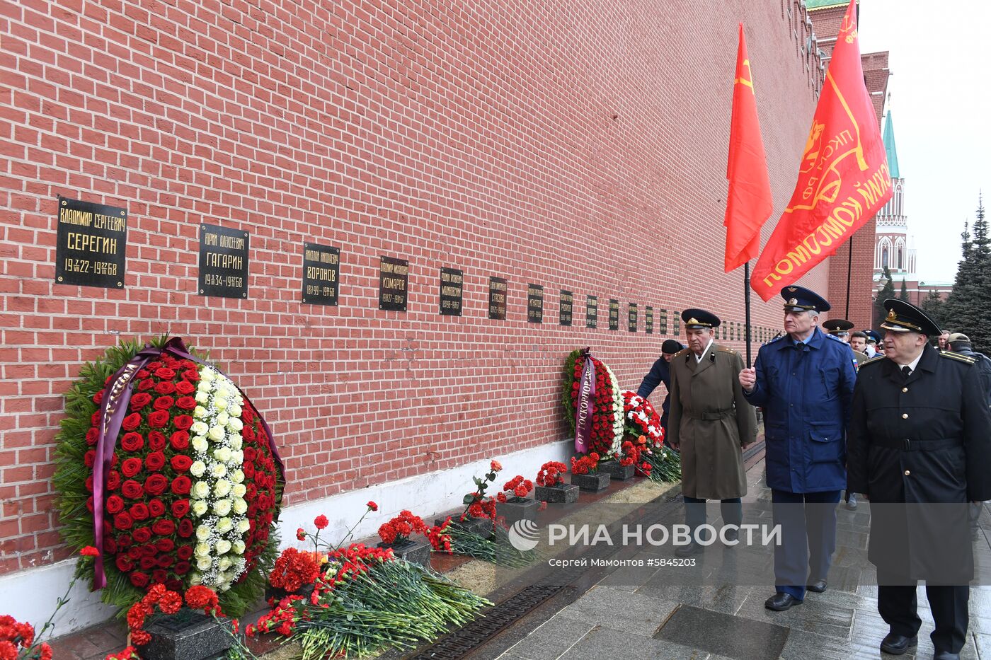Возложение цветов к могиле Ю. Гагарина у Кремлевской стены