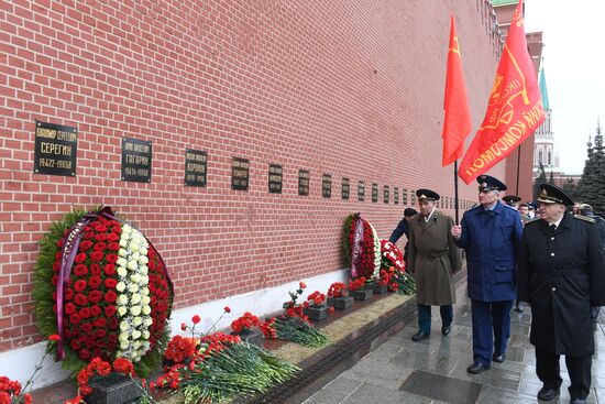 Возложение цветов к могиле Ю. Гагарина у Кремлевской стены