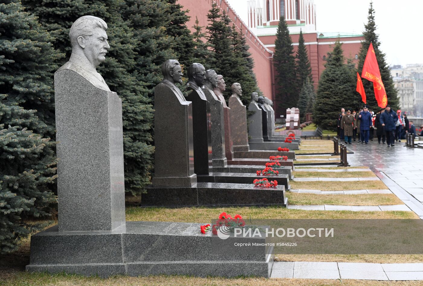 Возложение цветов к могиле Ю. Гагарина у Кремлевской стены