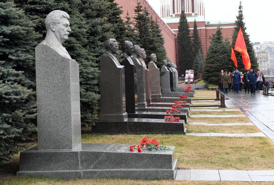 Возложение цветов к могиле Ю. Гагарина у Кремлевской стены