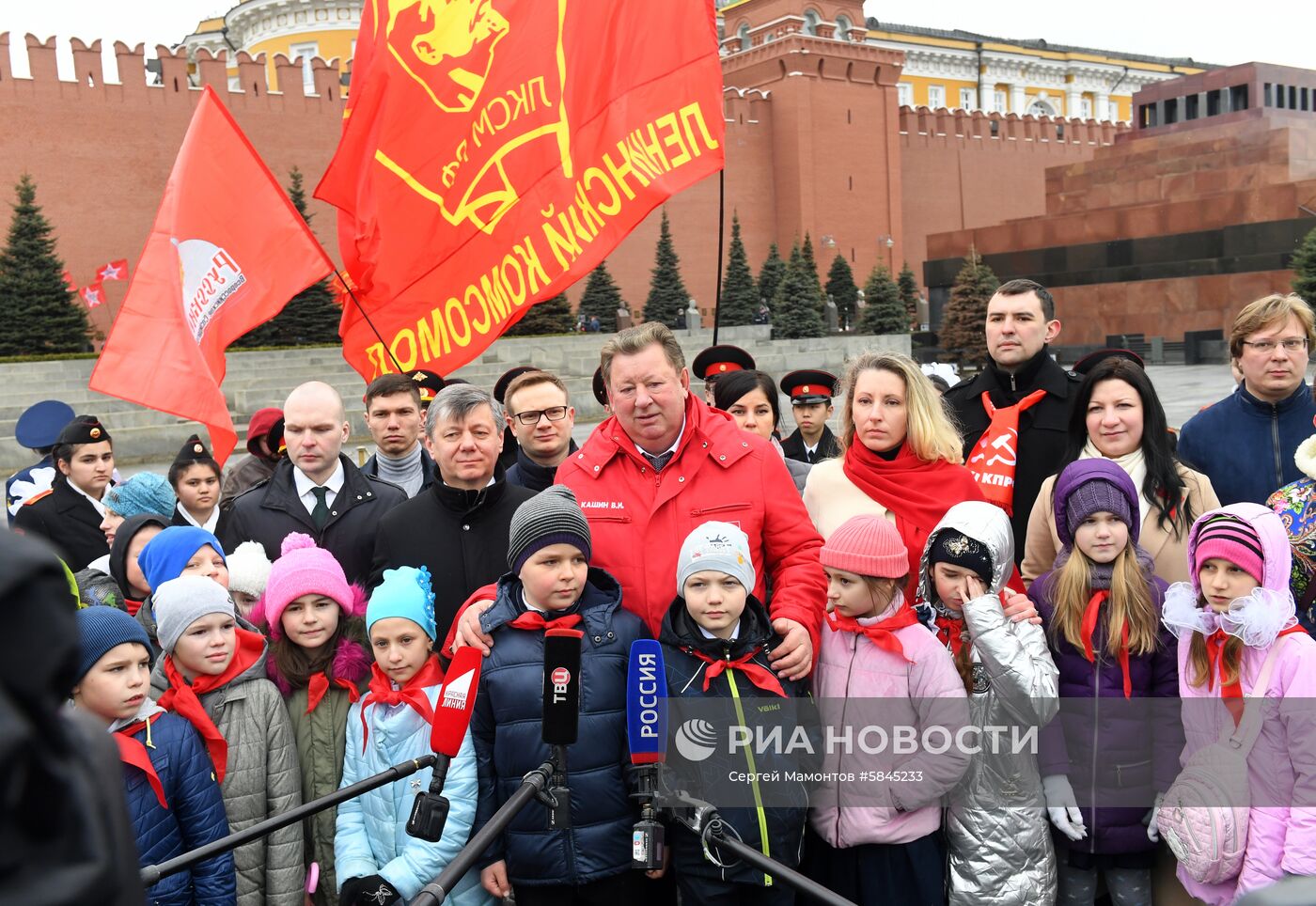 Возложение цветов к могиле Ю. Гагарина у Кремлевской стены