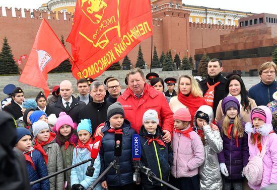 Возложение цветов к могиле Ю. Гагарина у Кремлевской стены