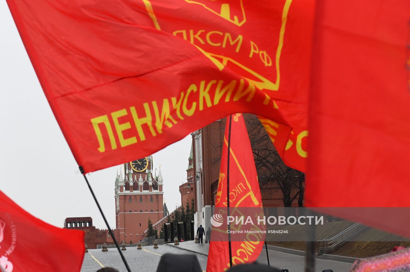 Возложение цветов к могиле Ю. Гагарина у Кремлевской стены