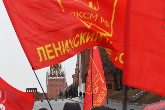 Возложение цветов к могиле Ю. Гагарина у Кремлевской стены