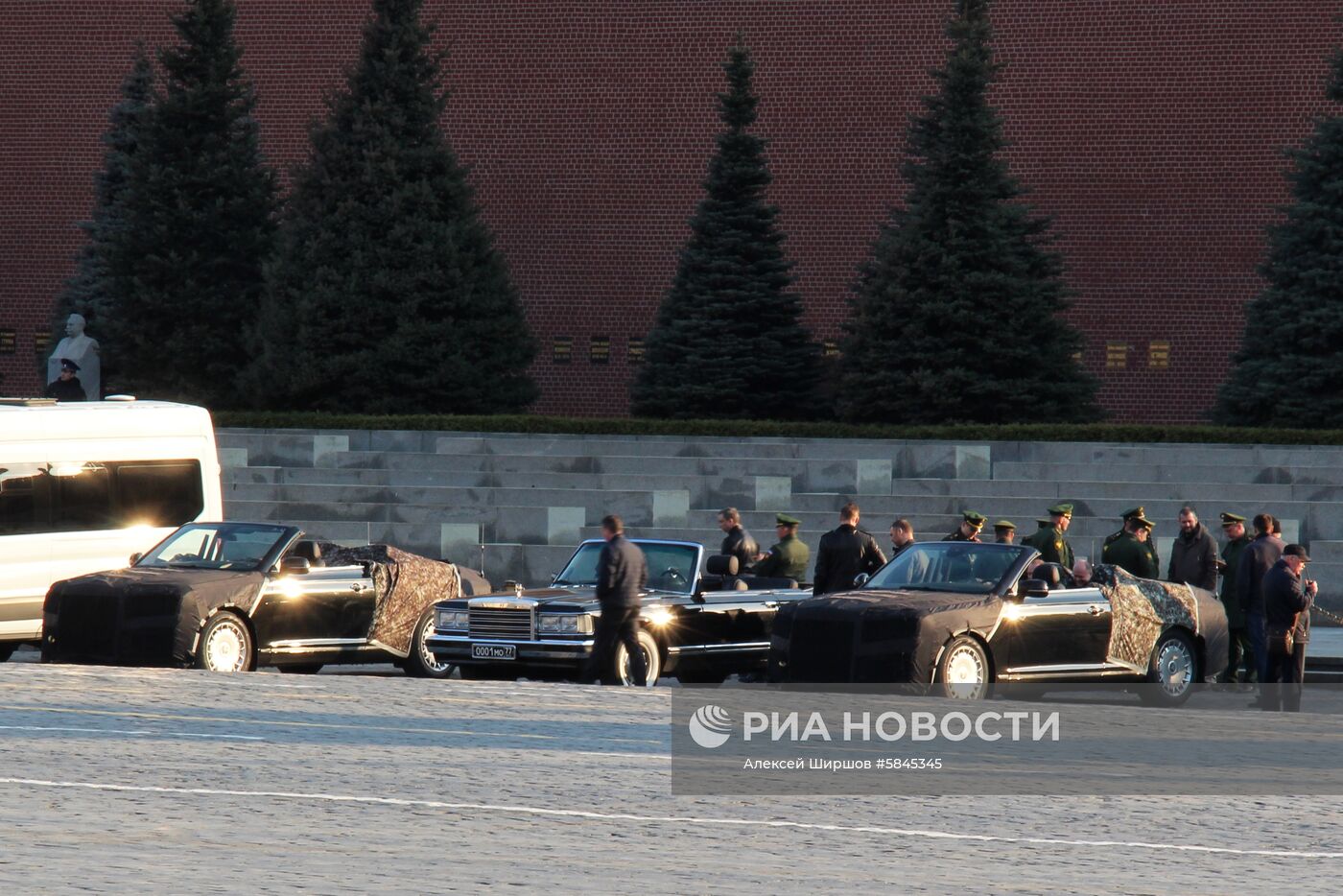 Кабриолеты Aurus проехали по Красной площади