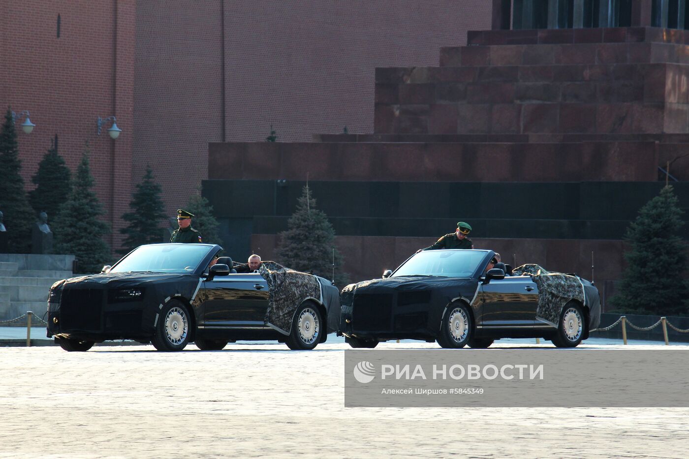 Кабриолеты Aurus проехали по Красной площади