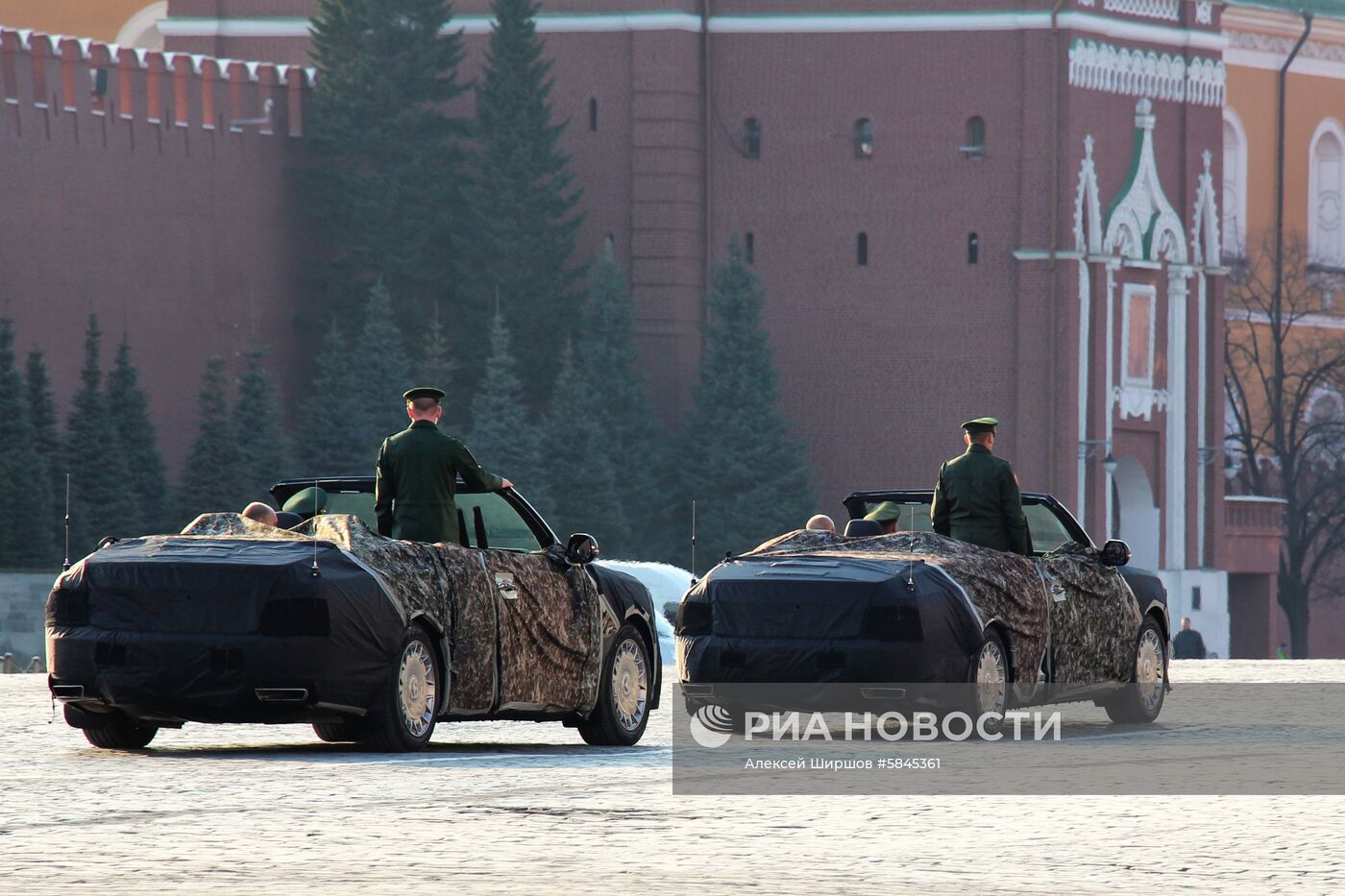 Кабриолеты Aurus проехали по Красной площади