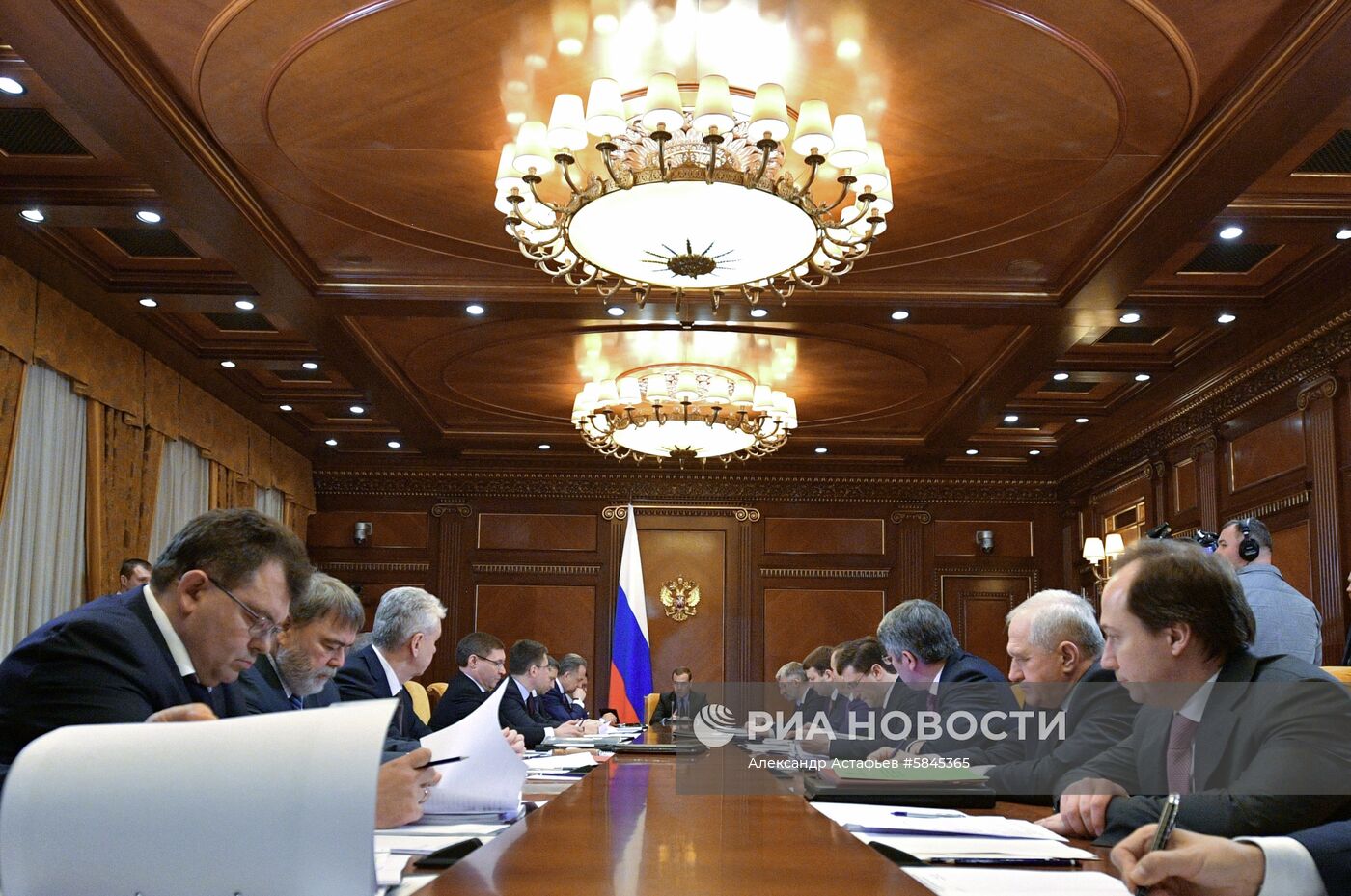  Премьер-министр РФ Д. Медведев провел совещание по вопросам ценообразования 