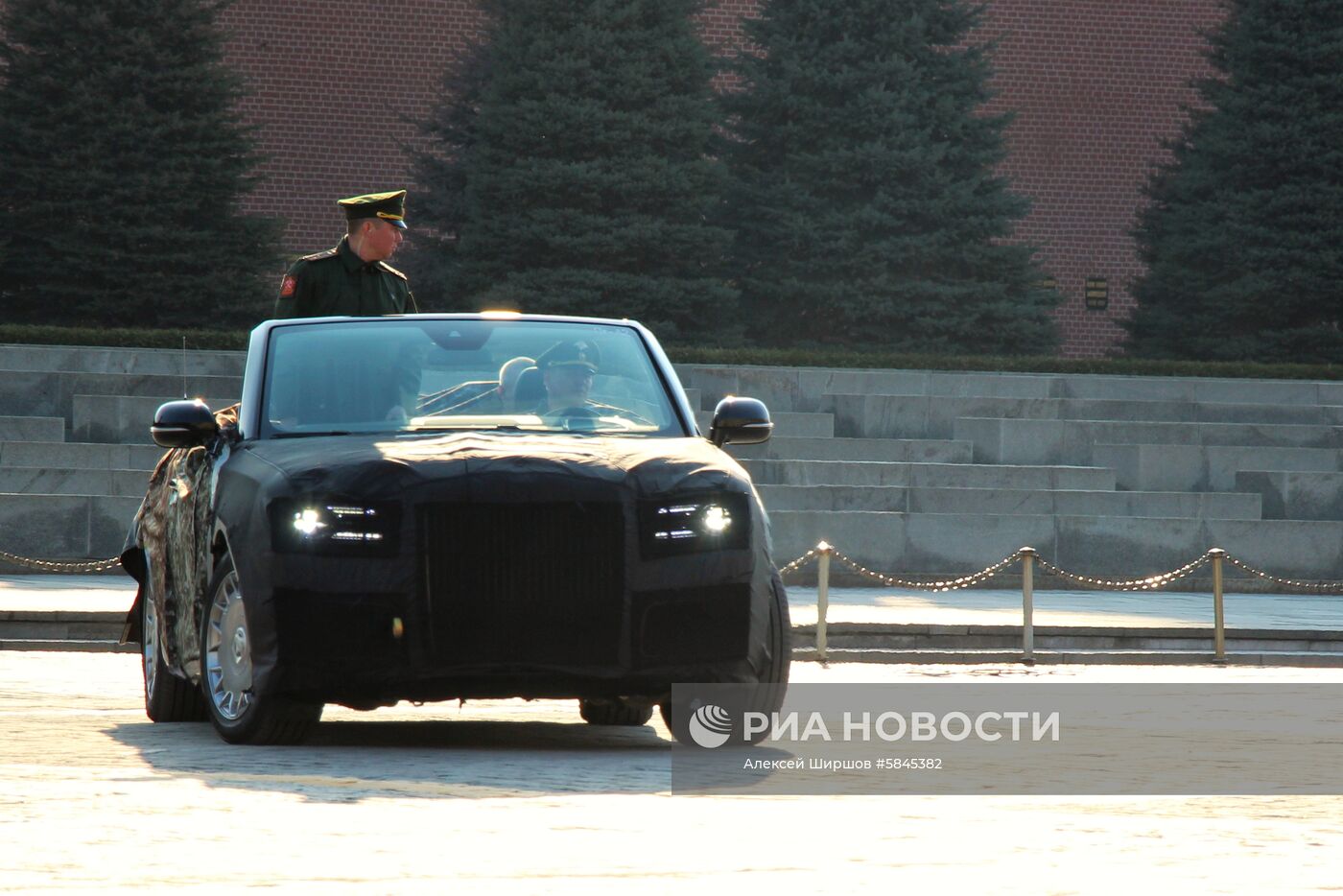 Кабриолеты Aurus проехали по Красной площади