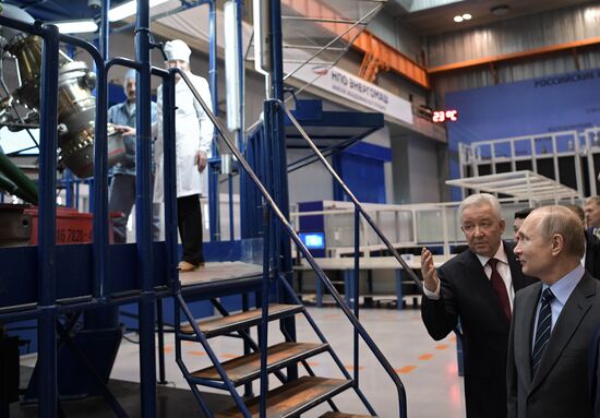 Президент РФ В. Путин посетил НПО "Энергомаш"