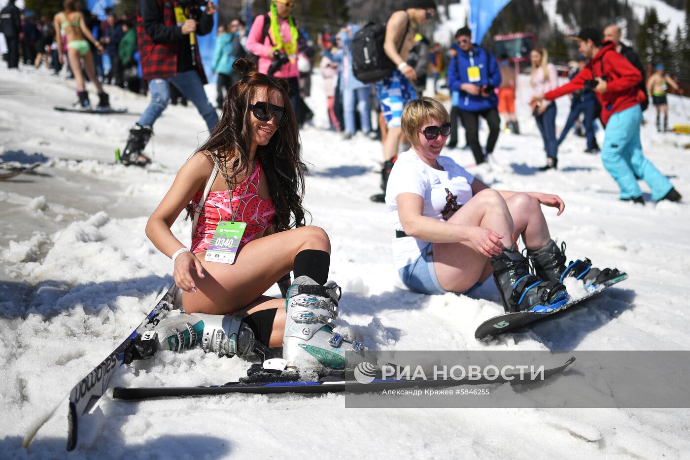 Массовый спуск в купальниках на фестивале GrelkaFest в Шерегеше 