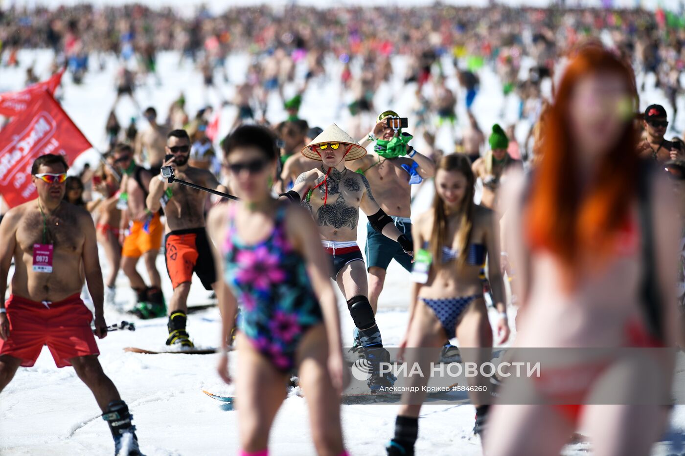 Массовый спуск в купальниках на фестивале GrelkaFest в Шерегеше 