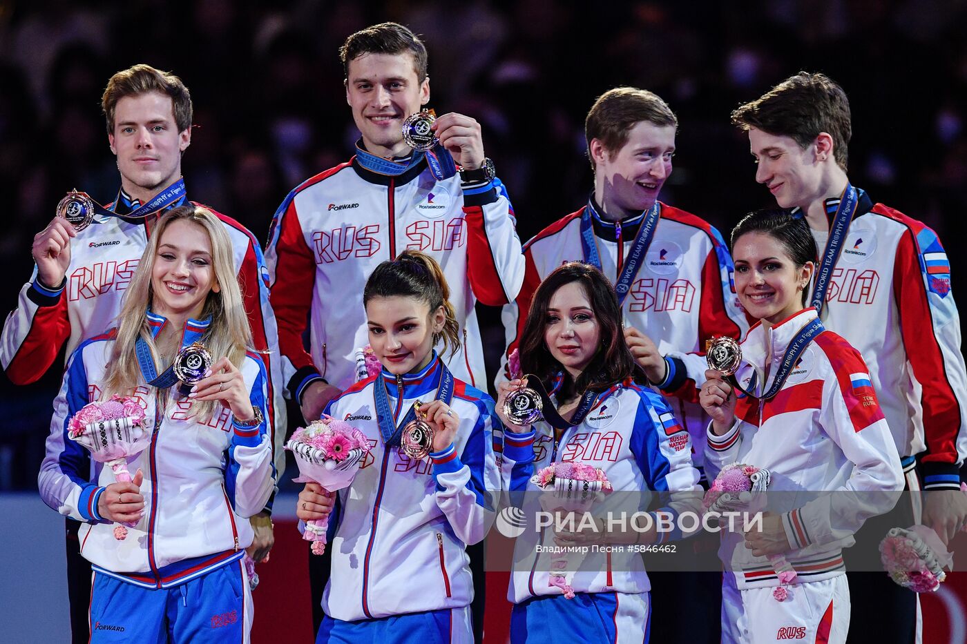 Церемония награждения призеров командного чемпионата мира по фигурному катанию в Фукуоке