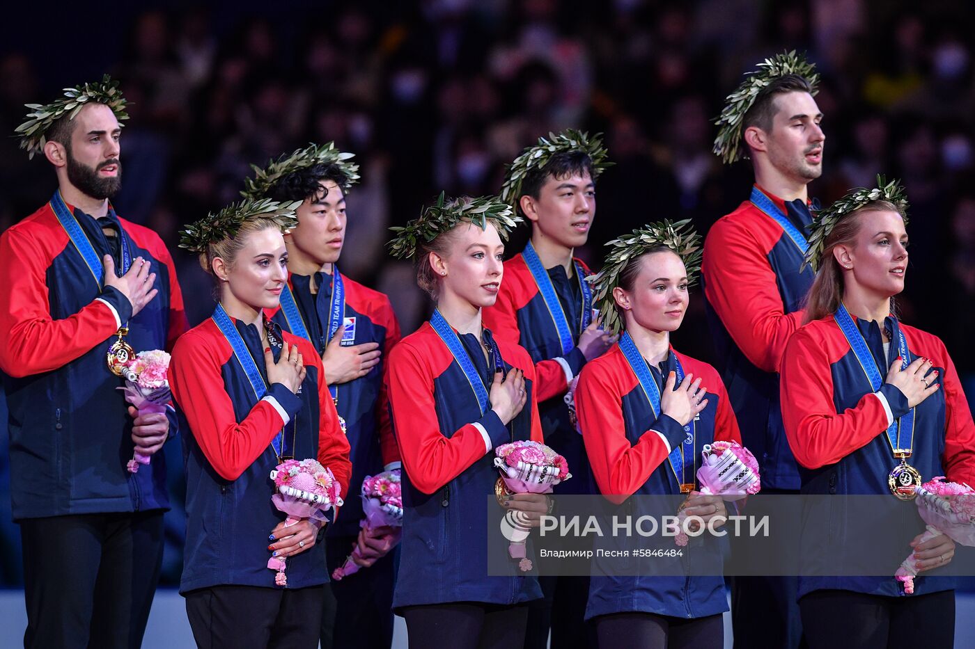 Церемония награждения призеров командного чемпионата мира по фигурному катанию в Фукуоке