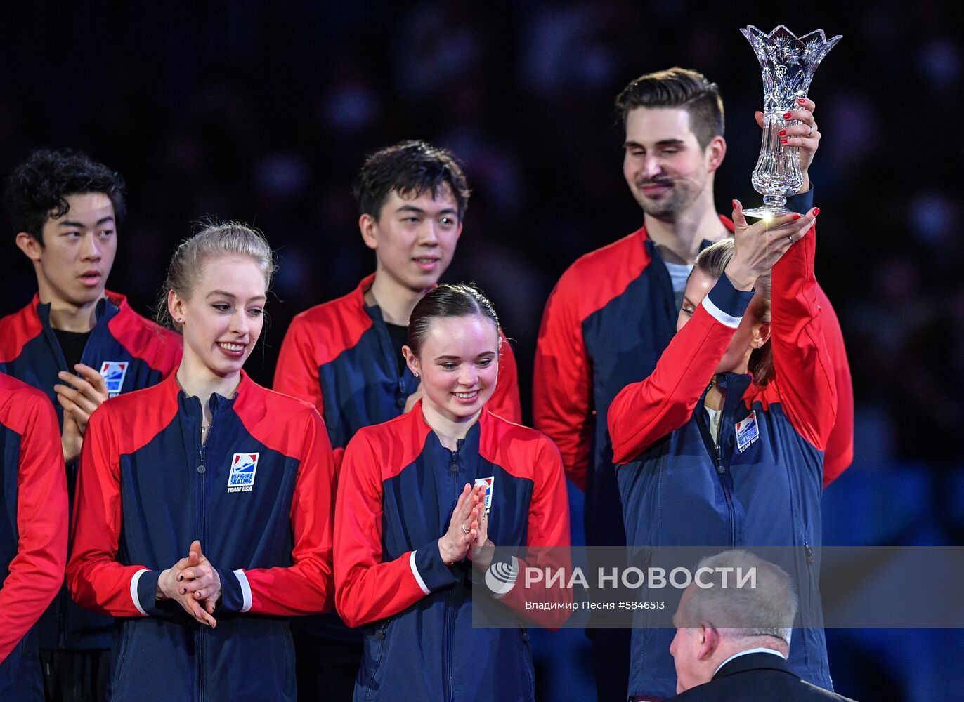 Церемония награждения призеров командного чемпионата мира по фигурному катанию в Фукуоке