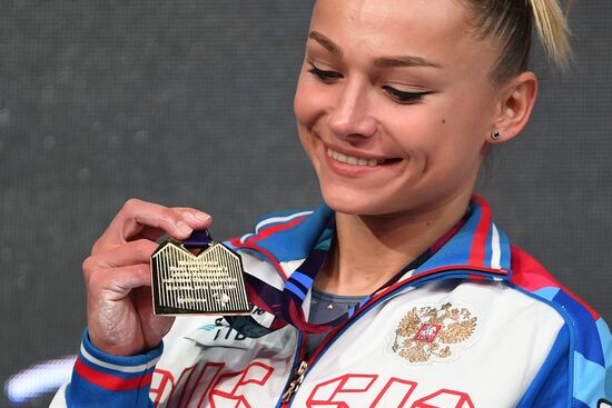 Церемония награждения призеров чемпионата Европы по спортивной гимнастике в Польше