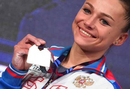 Церемония награждения призеров чемпионата Европы по спортивной гимнастике в Польше